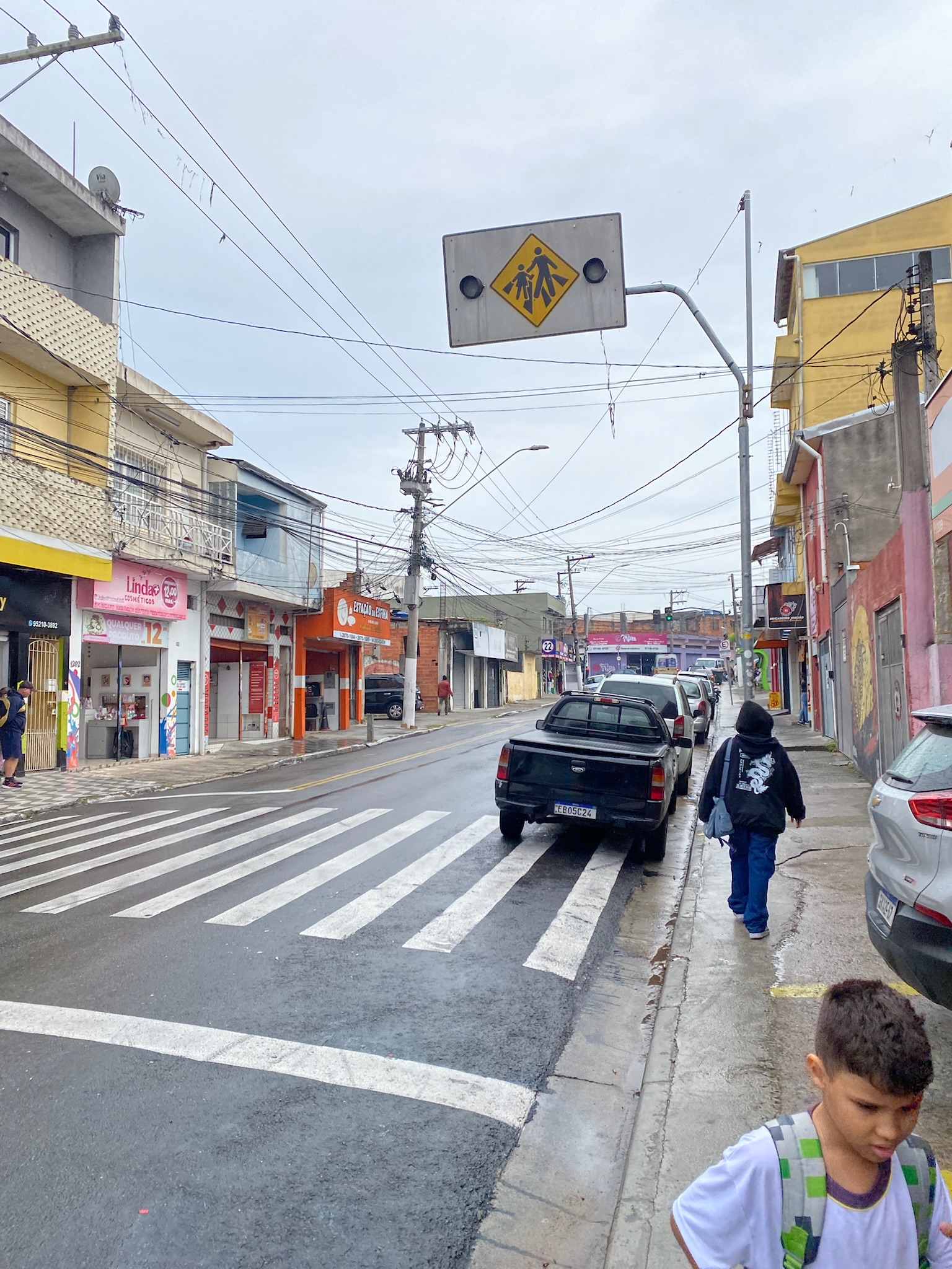 Straßenzug in Barueri mit Zebrastreifen und Ampel