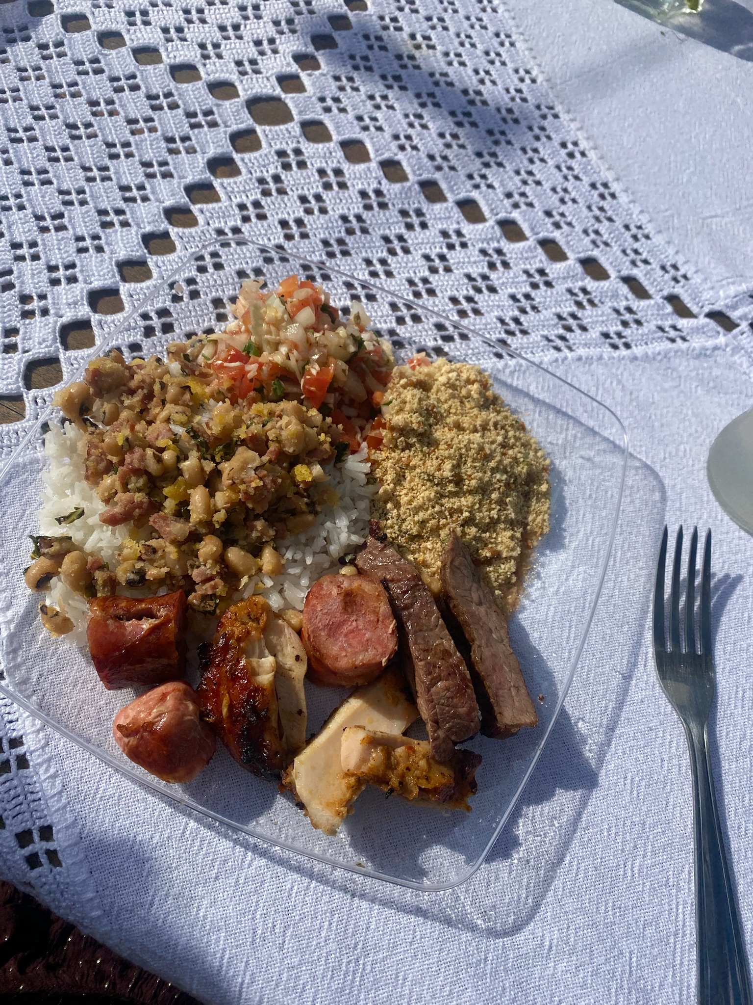 Teller mit Churrasco: Linguiça, Picanha, Feijão Tropeiro und Farofa