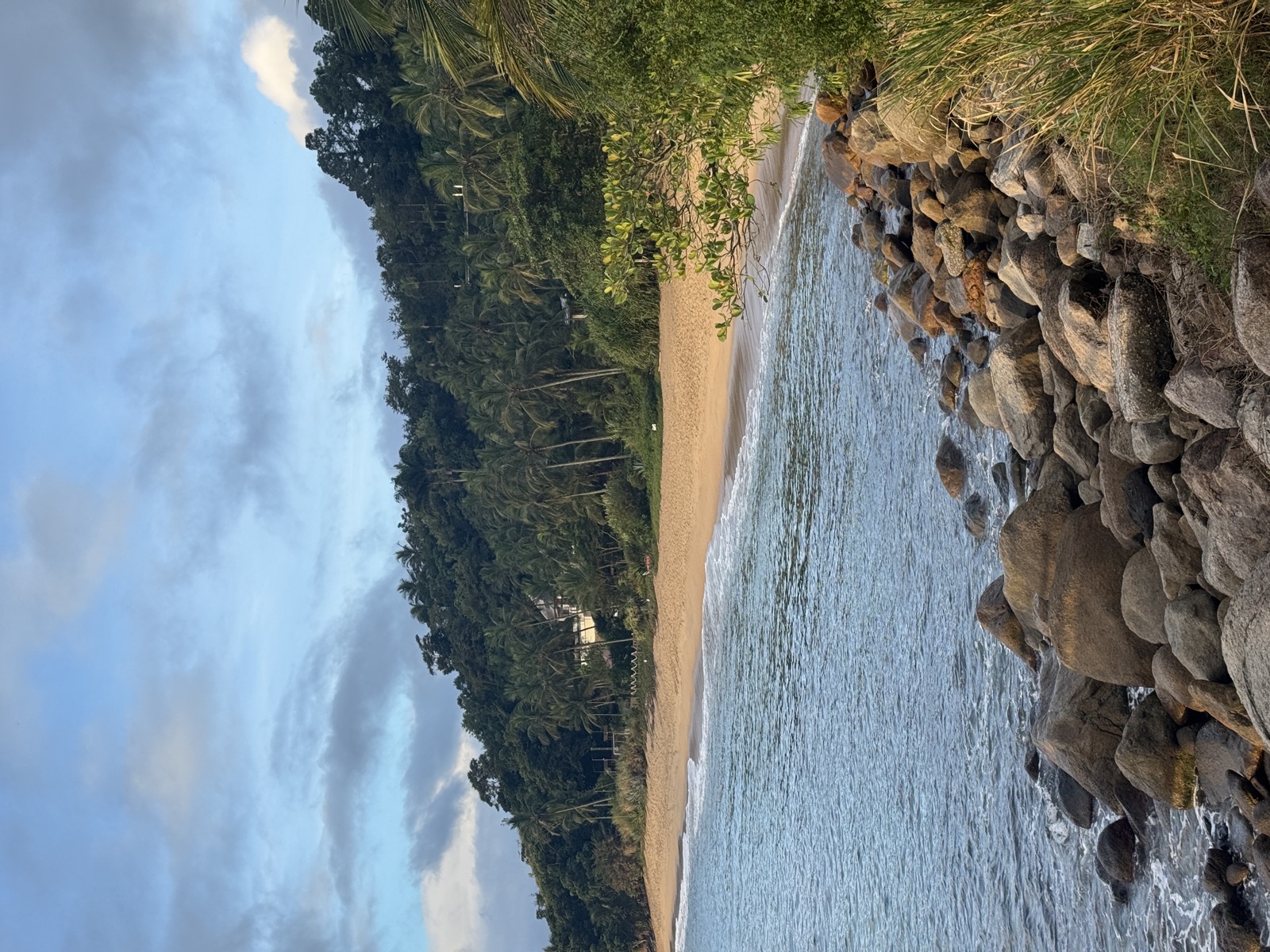 Bucht mit Sandstrand und Felsen