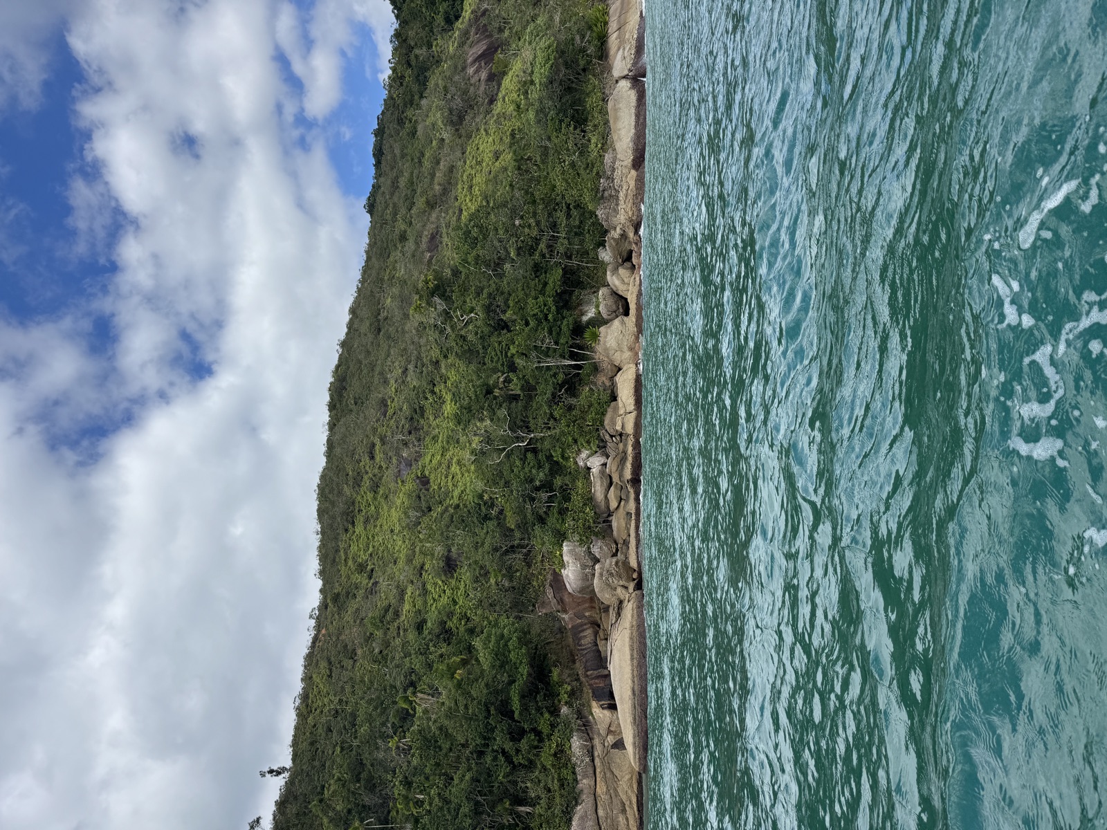 Küste von Ilhabela vom Boot aus gesehen