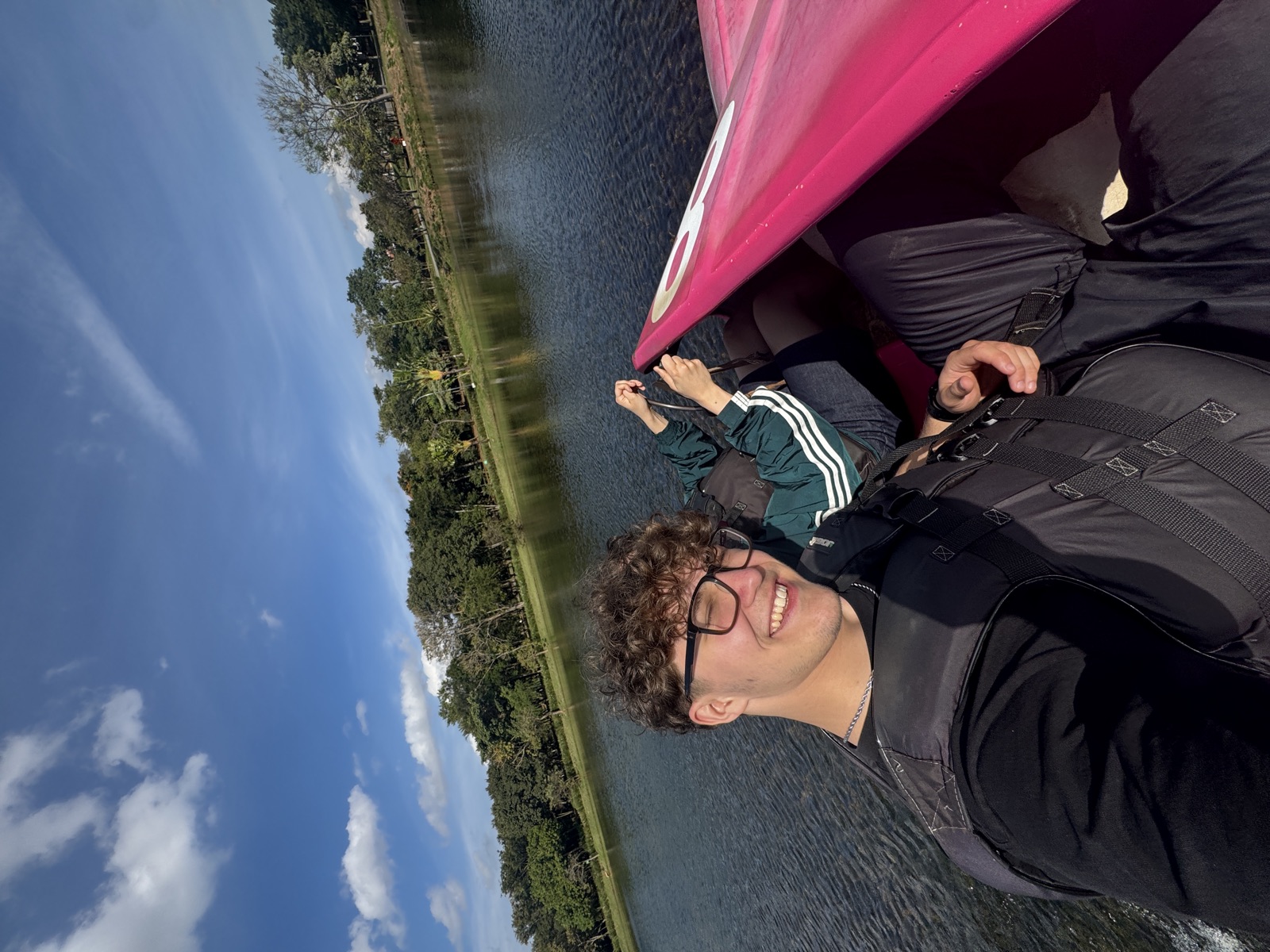 Selfie im Tretboot auf dem See in Jundiaí