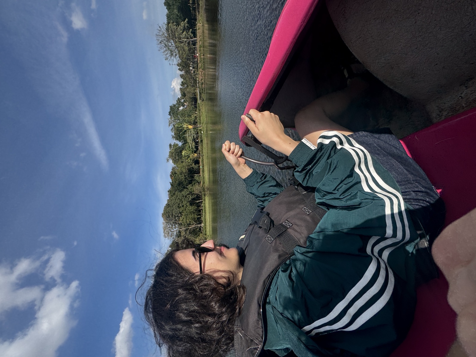 Person lacht im Tretboot