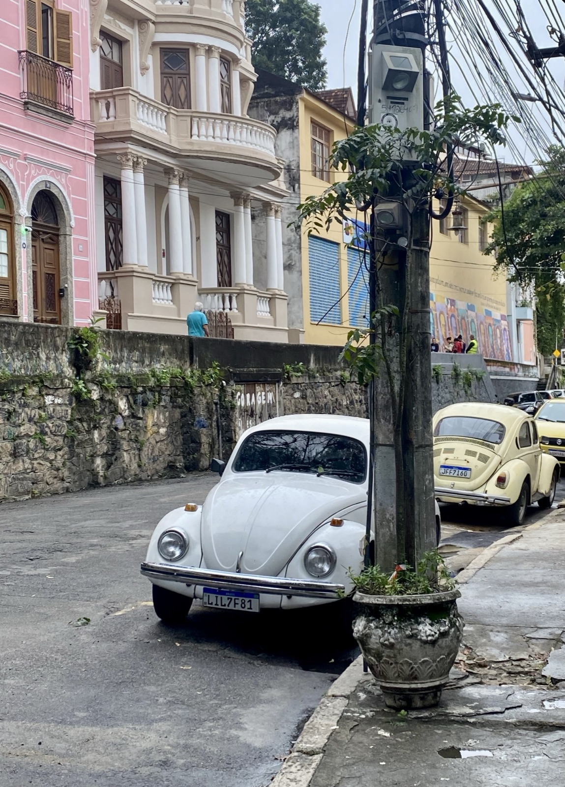VW Käfer in einer Gasse im Stadtteil Santa Teresa