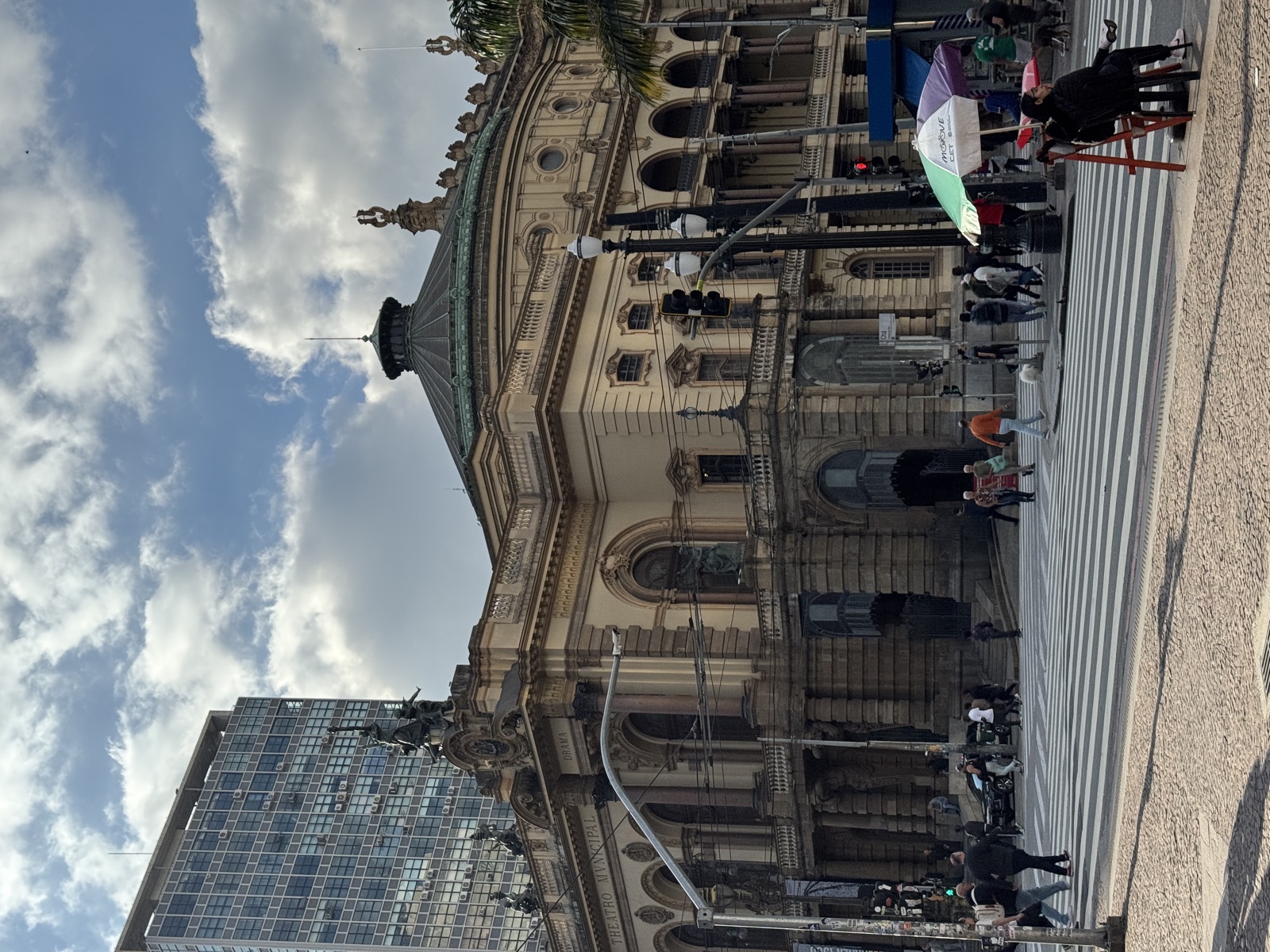 Theatro Municipal de São Paulo mit Hochhaus im Hintergrund
