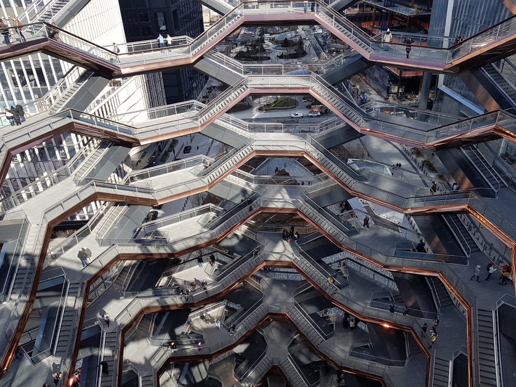 Blick von innen in die Treppenstruktur des Vessel