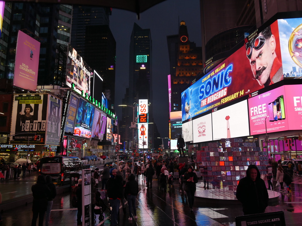 Leuchtreklamen am Times Square bei Nacht